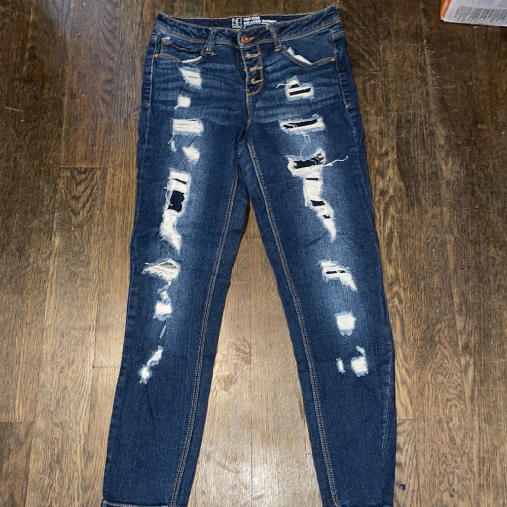 Mid rise relax, skinny jeans.